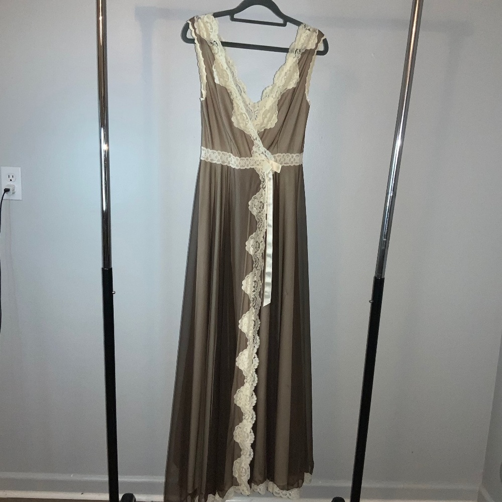 Elegant Lace Trimmed Brown‎ Nightgown Sz Med